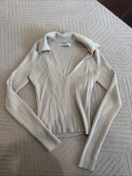 Anthropologie Sweaters - abercrombie Ribbed V-Neck Collared Sweater - Beige